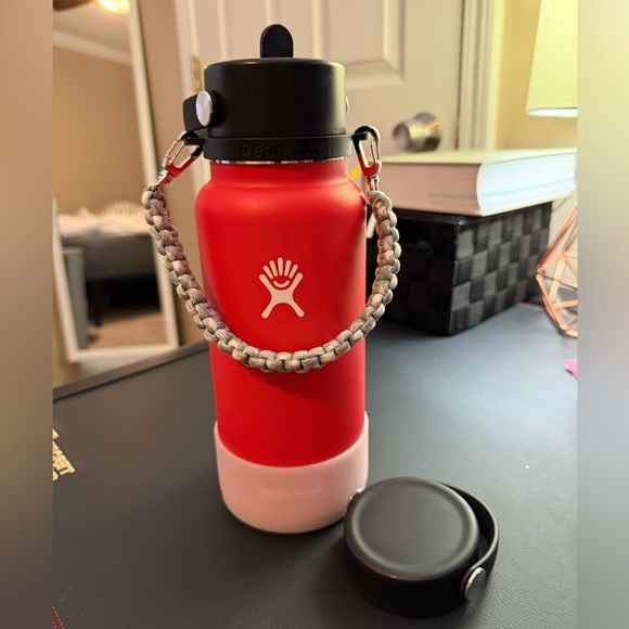 Red Hydro Flask - 32 oz with white glitter boot, paracord handle, and sipper - Picture 1 of 8